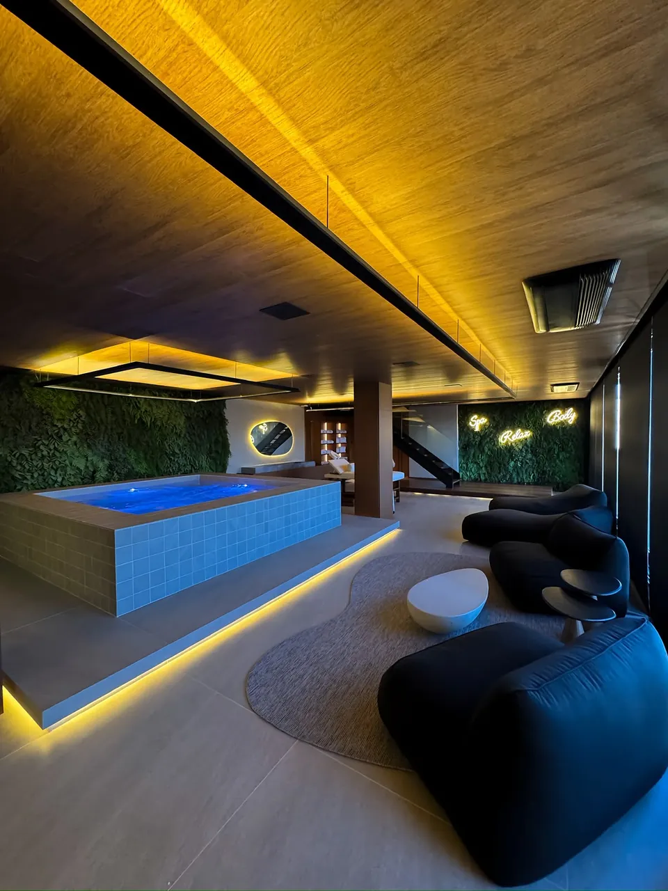 Spa com hidromassagem e espreguiçadeiras