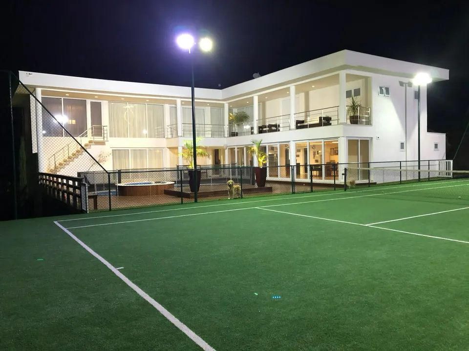 Quadra diante da residência iluminada à noite
