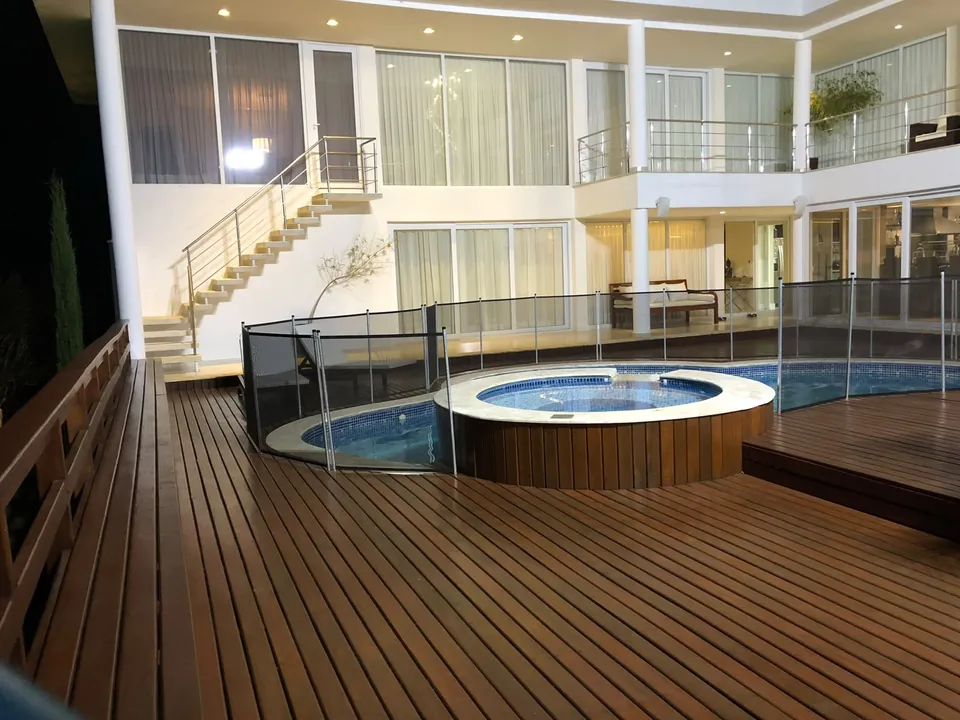 Piscina circular junto ao deck e à escada externa