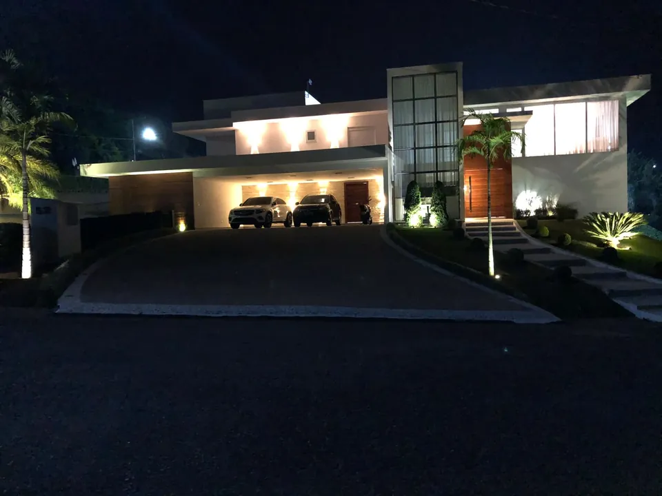 Fachada frontal iluminada com acesso à garagem
